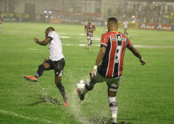Jogador do Ceará marca 3 gols contra o River e critica estádio Lindolfo Monteiro
